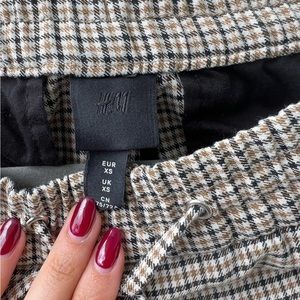 Brand: H&M
Size: W 30 L 31
Color: Black and tan platted
Condition: Great